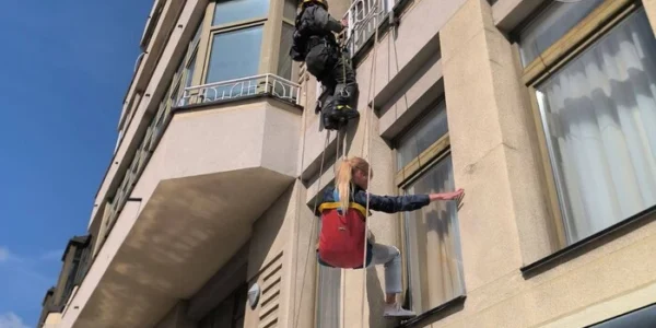 У Києві рятувальники зняли жінку з балкона 11 поверху