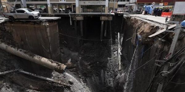 В Бангкоку коло лікарні з'явилася 50-метрова вирва