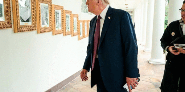 Трамп замінив портрет Байдена на фото апарата для автопідпису документів