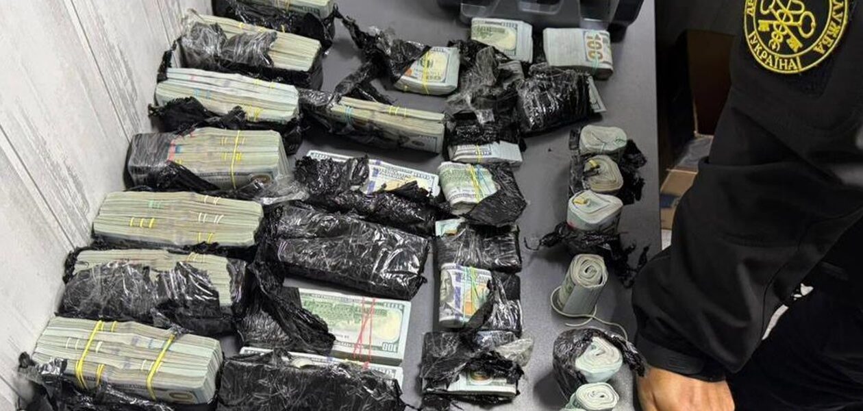 На кордоні знайшли майже $1 млн під капотом авто