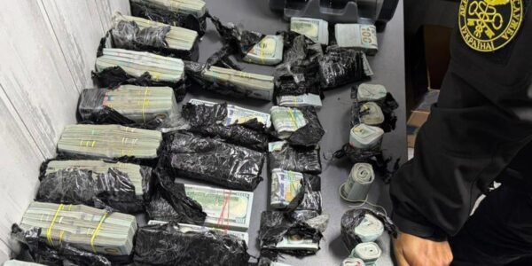 На кордоні знайшли майже $1 млн під капотом авто