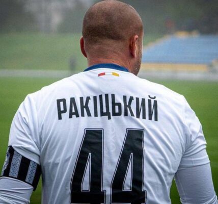 Ракіцький б'є головою, та не у ворота, а суперника