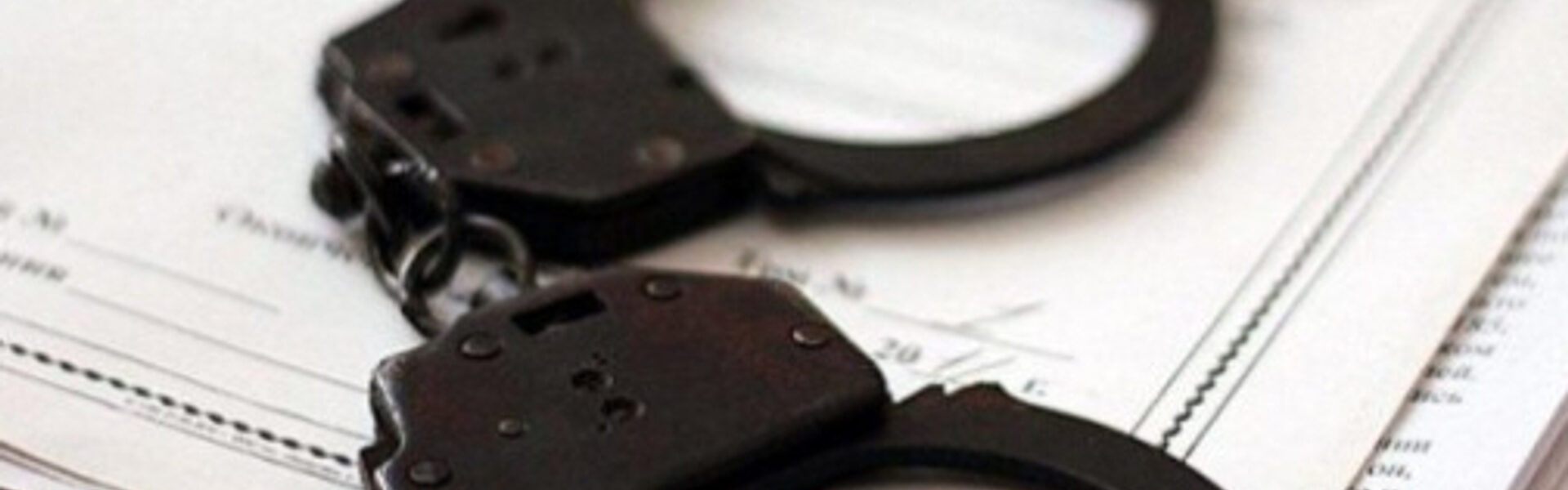 Поліцейських, які вимагали хабаря у моделі OnlyFans, звільнили