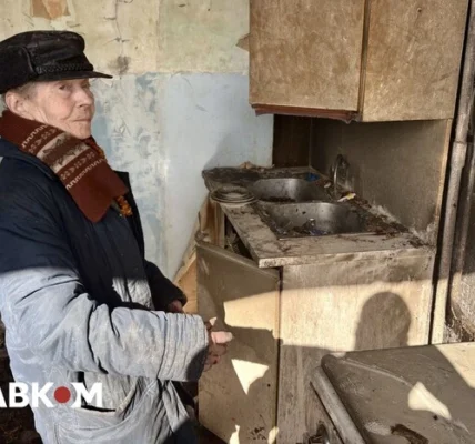 Росіяни розбомбили у Києві квартиру хорового диригента, який пережив блокаду Ленінграда (фото, відео)