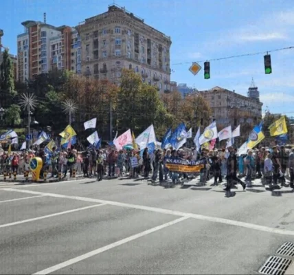 Ошукані інвестори «Київміськбуду» перекрили Хрещатик (відео)