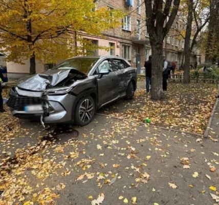 У Києві легковик вилетів на тротуар після зіткнення з вантажівкою, є постраждалі