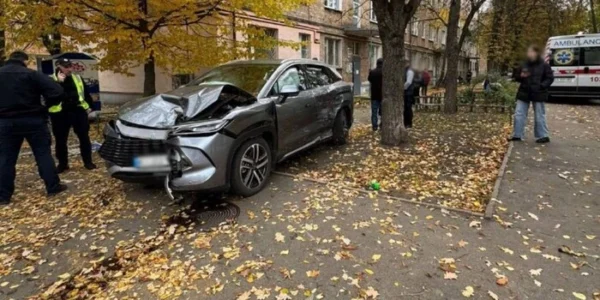 У Києві легковик вилетів на тротуар після зіткнення з вантажівкою, є постраждалі