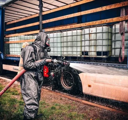 На Київщині стався витік хімічної речовини: рятувальники показали кадри ліквідації