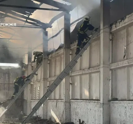 Рятувальники ліквідували масштабну пожежу на території кінного клубу