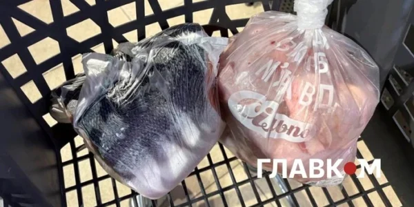 Поліетилен не зник? Як торгові заклади пакують рибу, м’ясо та овочі: огляд цін біопакетів