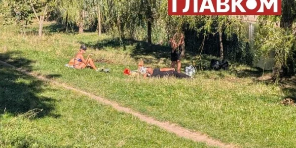 Аномально теплий кінець вересня. Кияни загорають на пляжах та в парках