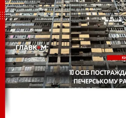 Кіптява на стінах та вибиті вікна. Який вигляд зараз має будинок у Києві після атаки РФ (репортаж)