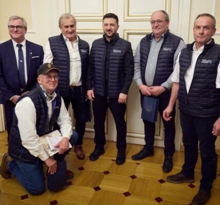 Зеленський зустрівся з рибалками Франції, які передають антидронові сітки