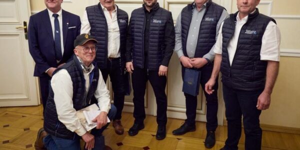 Зеленський зустрівся з рибалками Франції, які передають антидронові сітки