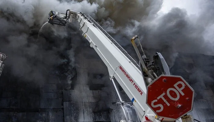 Удар по Києву: рятувальники продовжують гасити пожежі та розбирати завали