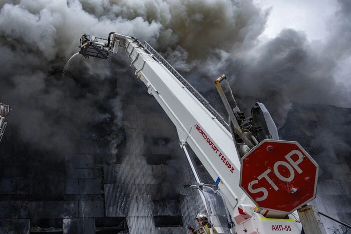 Удар по Києву: рятувальники продовжують гасити пожежі та розбирати завали
