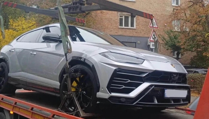 У Києві водій Lamborghini вразив недолугим паркуванням (фото)