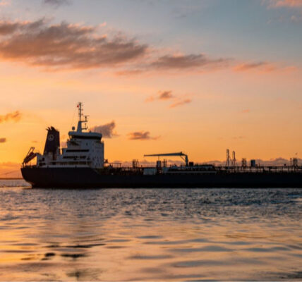 Найбільший порт РФ відновив завантаження нафти після ударів ракет