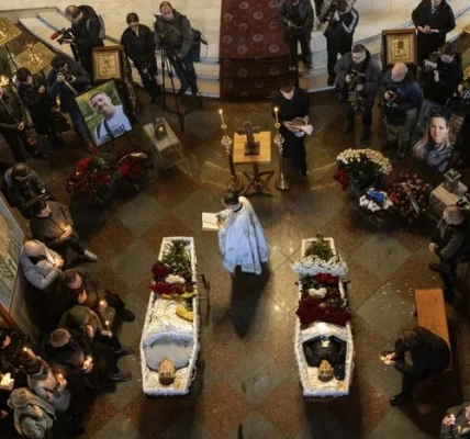 Київ попрощався із журналісткою та оператором телеканалу FreeДом, що загинули у Краматорську