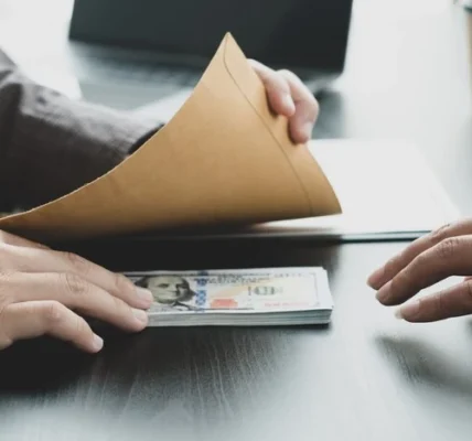 Від Міндічгейту до фармацевтичного лобі. Корупція формує нову кризу довіри