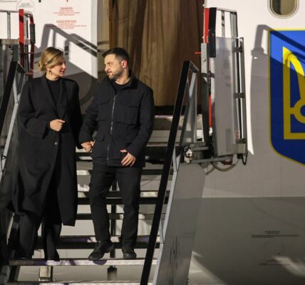 В ОП прокоментували переслідування дронами літака Зеленського