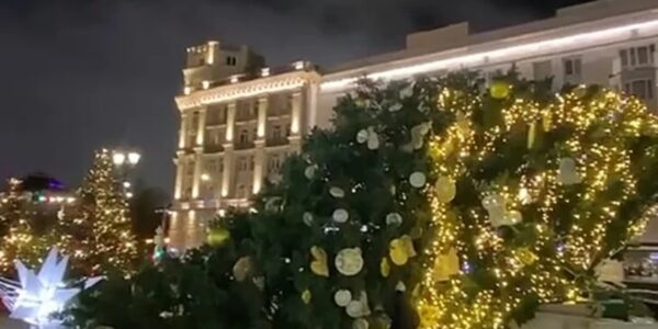 У Москві впала новорічна ялинка