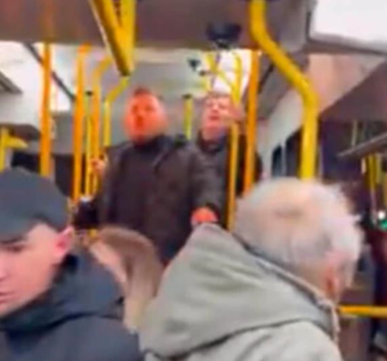 У Польщі двоє чоловіків побили українця у трамваї