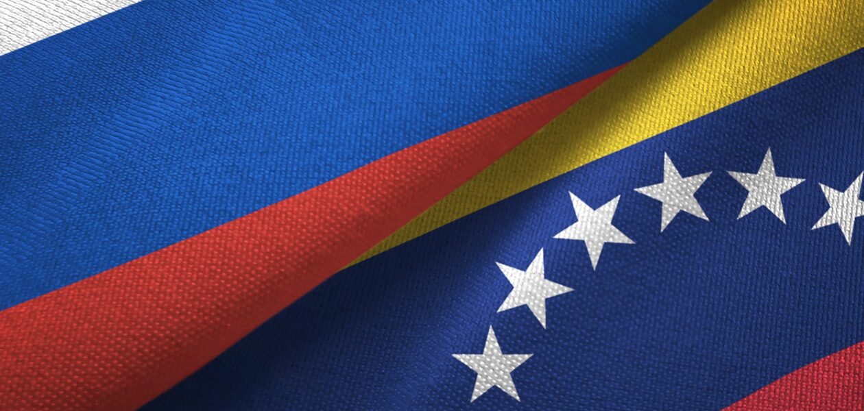 AP: РФ почала евакуацію сімей співробітників посольства у Венесуелі