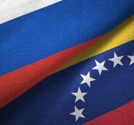 AP: РФ почала евакуацію сімей співробітників посольства у Венесуелі