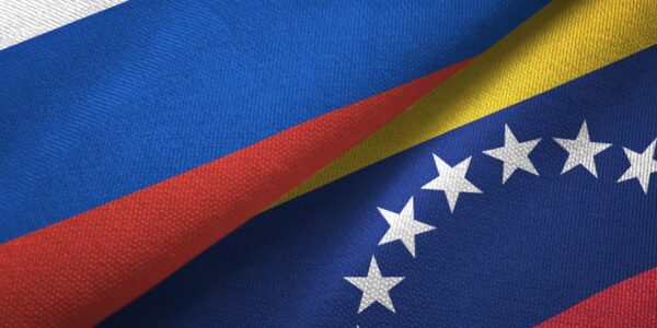 AP: РФ почала евакуацію сімей співробітників посольства у Венесуелі