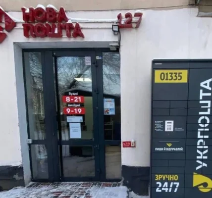 Гендиректор «Укрпошти» показав, як бореться зі своїм головним конкурентом (фото)