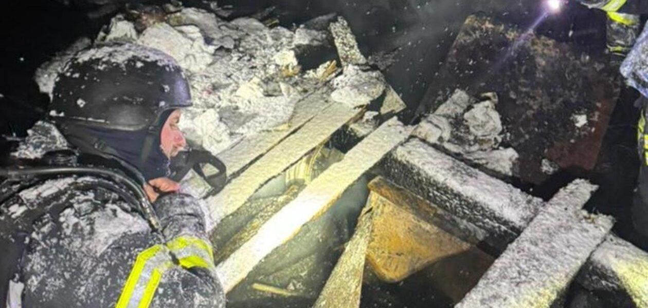 Удари РФ по Київщині: рятувальники дістали з-під завалів родину з дитиною