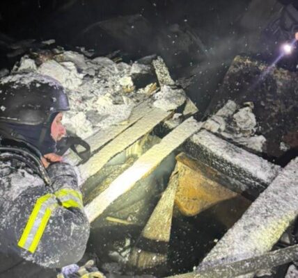 Удари РФ по Київщині: рятувальники дістали з-під завалів родину з дитиною