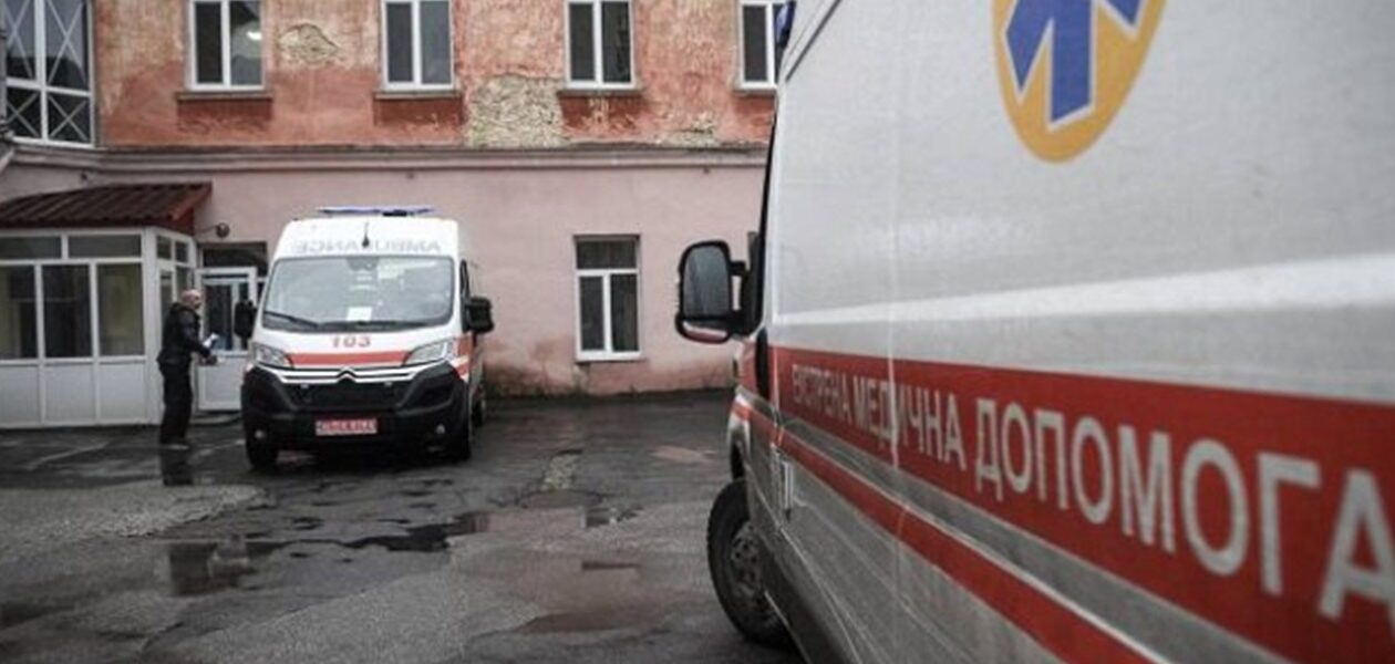 Росіяни обстріляли лікарню у Херсоні: постраждали медики