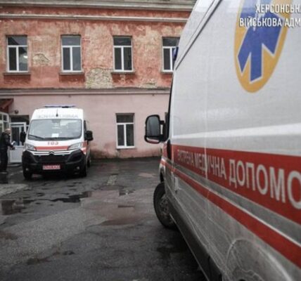 Росіяни обстріляли лікарню у Херсоні: постраждали медики