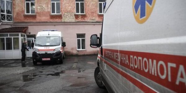 Росіяни обстріляли лікарню у Херсоні: постраждали медики