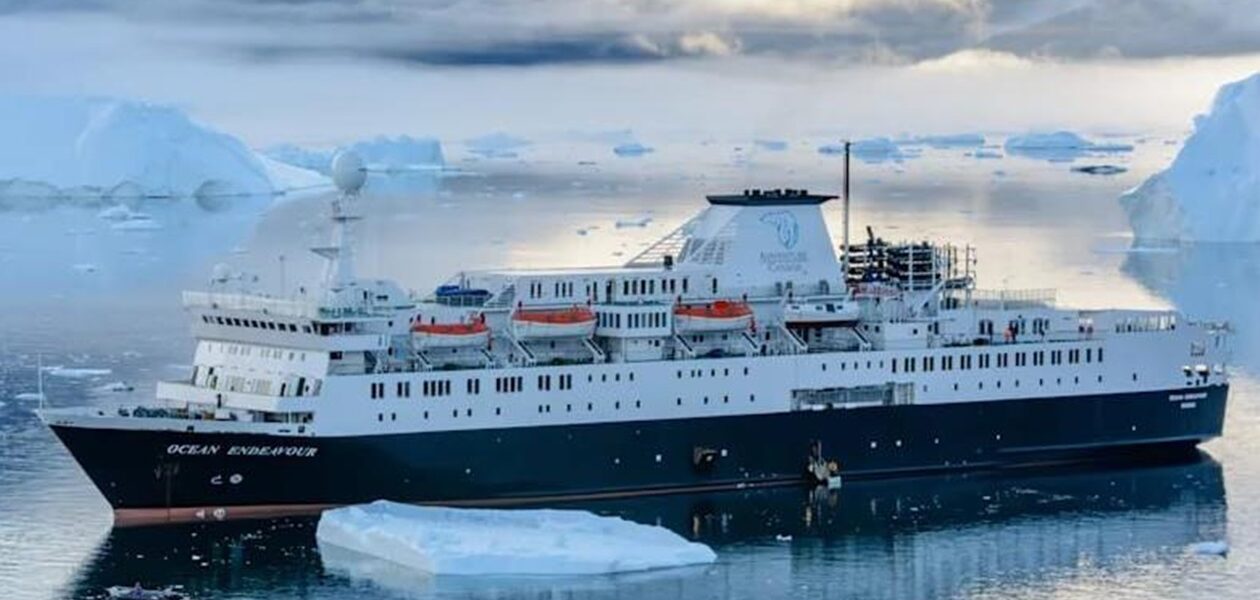 "Плавуча казарма": Данія відправила в Гренландію радянський корабель