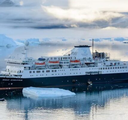 "Плавуча казарма": Данія відправила в Гренландію радянський корабель