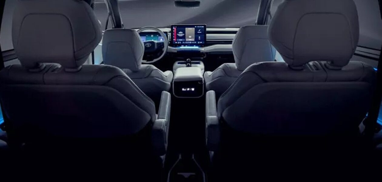 Toyota тизерить новий трирядний кросовер