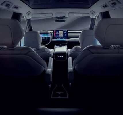 Toyota тизерить новий трирядний кросовер