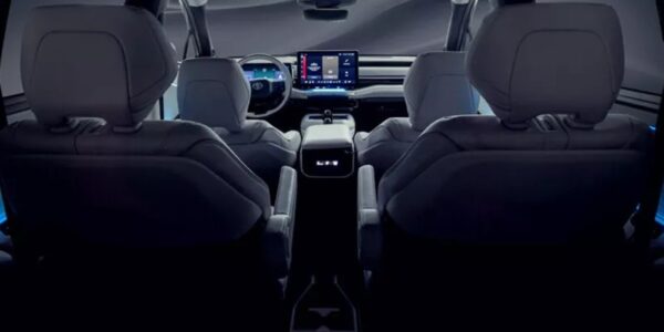 Toyota тизерить новий трирядний кросовер