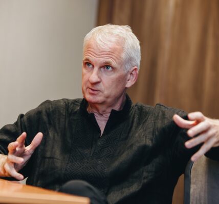 Тімоті Снайдер закликав світ припинити фінансувати війну Росії