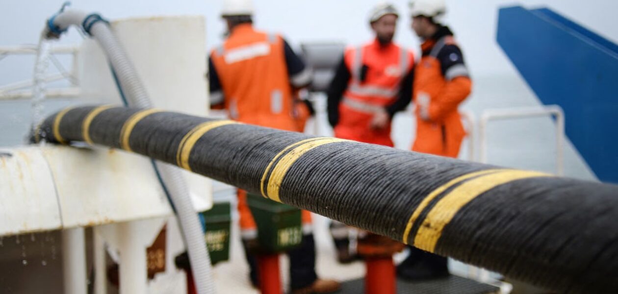 З дна океану підіймають перший оптоволоконний трансатлантичний кабель