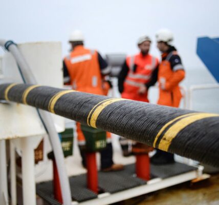 З дна океану підіймають перший оптоволоконний трансатлантичний кабель