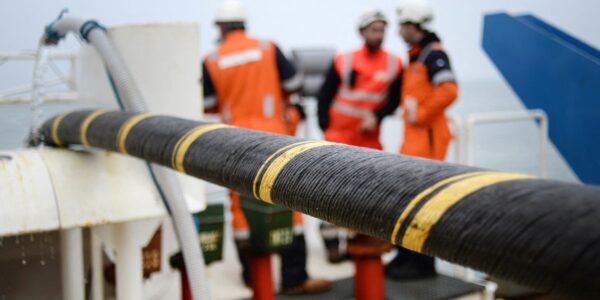 З дна океану підіймають перший оптоволоконний трансатлантичний кабель