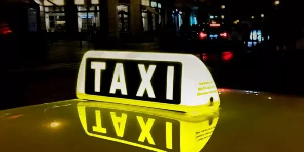 Пасажири потягів, які прибувають уночі, отримуватимуть знижку на таксі: деталі