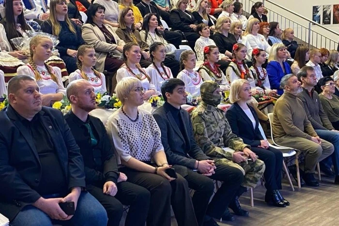 У Мелітополі окупанти залучають учителів до шпигування за школярами