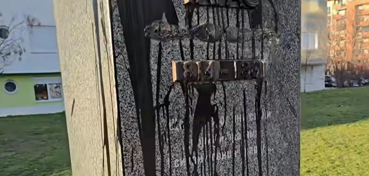 У Сербії невідомі облили фарбою пам'ятник Шевченка