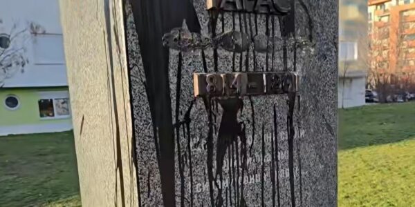 У Сербії невідомі облили фарбою пам'ятник Шевченка