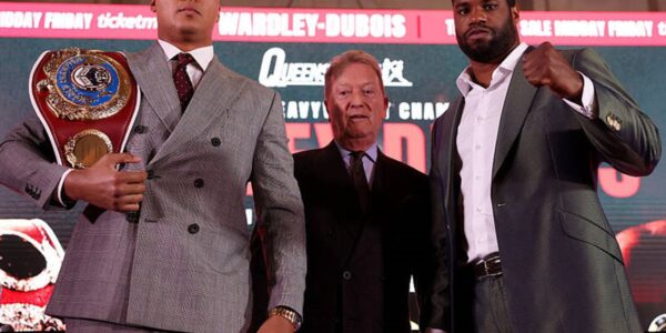 Вордлі виставив Дюбуа кулак, а той спасував